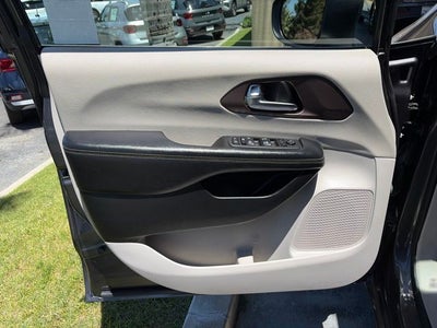 2022 Chrysler Voyager LX