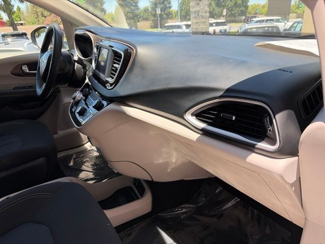2022 Chrysler Voyager LX