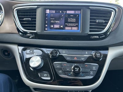 2022 Chrysler Voyager LX