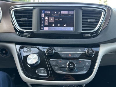 2022 Chrysler Voyager LX